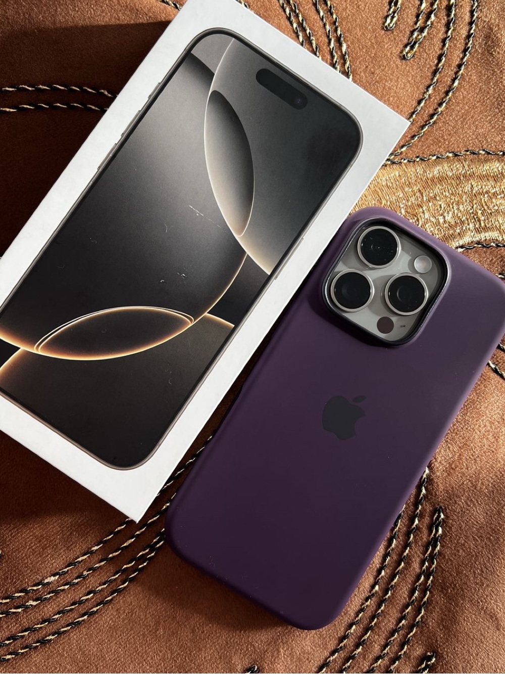 iPhone 16 Pro Original Silicone Magnetic Case - MagSafe with Screen Protector
